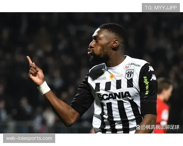 赛后更衣室直击：昂热主帅试图鼓舞士气，强调“战斗至最后一刻”